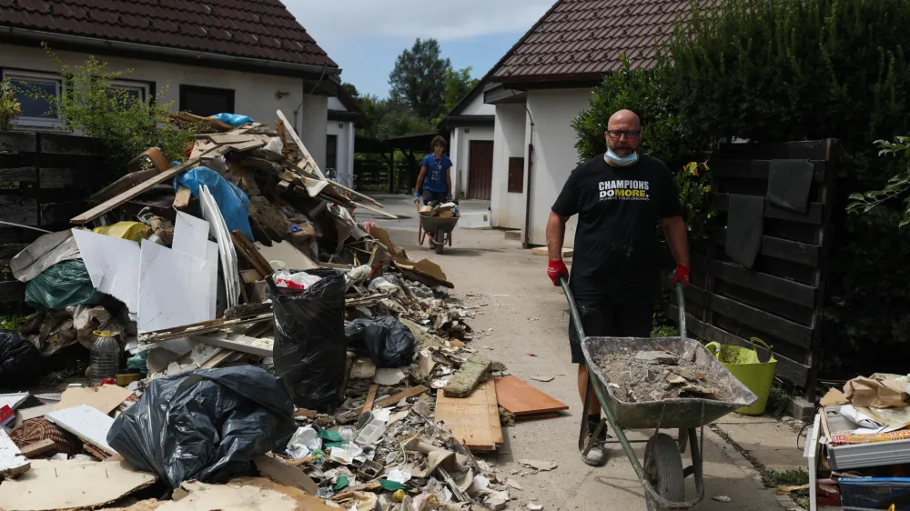 - 10.08.2023 – Sneberje - Snebersko nabrežje - odpravljanje posledic poplave.Najhujša naravna ujma v zgodovini Slovenije - prizadeti dve tretjini države - ujma - poplave – zemeljski plazovi – neurja - //FOTO: Bojan Velikonja