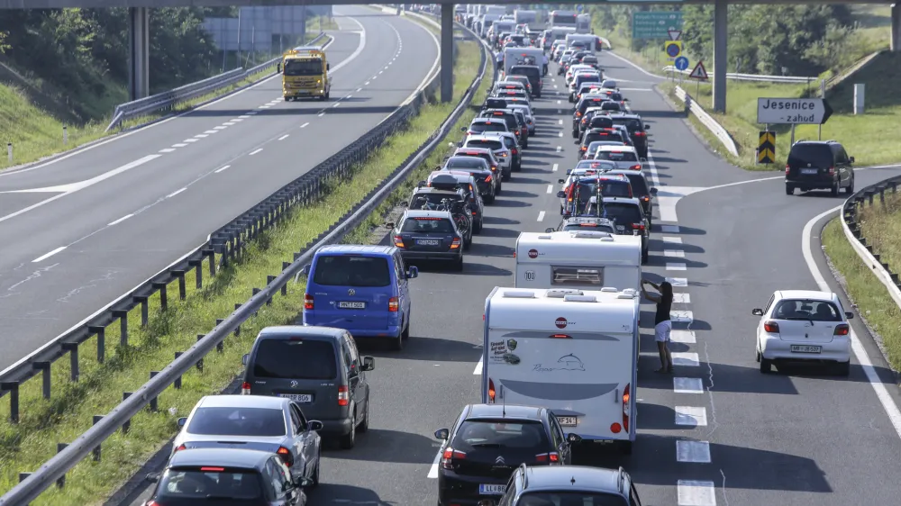 ﻿- 28.08.2016 - Gorenjska avtocesta - 10km prometni zastoj pred mejnim prehodom Karavanke na Jesenicah  //FOTO: Jaka Gasar