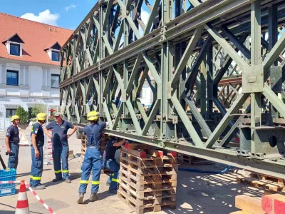 Prevalje.<br>Montazni most pri gasilskem domu v Prevaljah, ki ga postavlja nemska ekipa, je ze skoraj koncan.