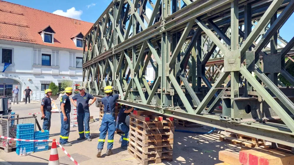 Prevalje.<br>Montazni most pri gasilskem domu v Prevaljah, ki ga postavlja nemska ekipa, je ze skoraj koncan.