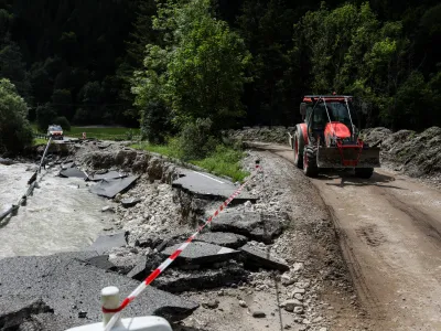 - uničena cesta med Solčavo in Lučami.Solčava - Savinjska dolina- Logarska dolina - odpravljanje posledic poplav – sanacija škode -  - 08.08.2023 – najhujša naravna ujma v zgodovini Slovenije - prizadeti dve tretjini države - ujma - poplave – zemeljski plazovi – //FOTO: Bojan Velikonja