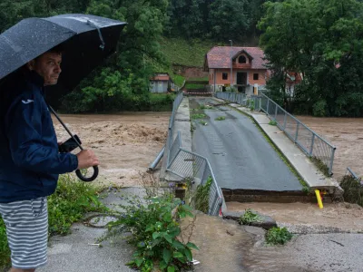 - Podrt most v vasi Suha pri Škofja Loki.- 04.08.2023. Močno deževje in hude ujme so zajele vso Slovenijo in povzročile hude poplave, plazove in zastoje v prometu..//FOTO: Bojan Velikonja