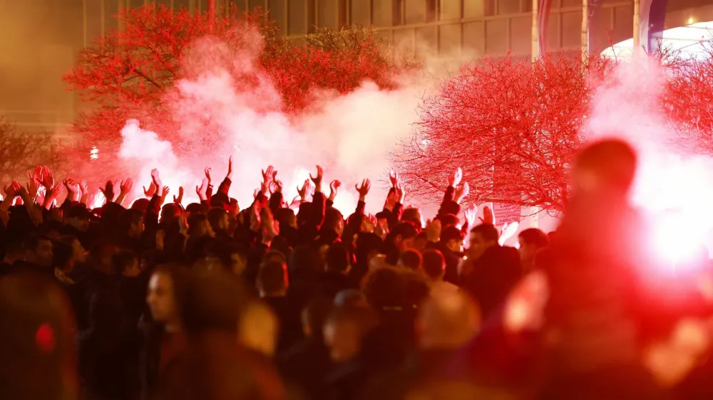 Navijači Bad Blue Boys so pred zagrebškim hotelom po razpustitvi skupščine, na kateri Zdravko Mamić ni dobil zadostne podpore, prižigali bakle in rajali dolgo v noč. 