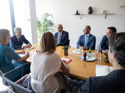 Ljubljana, vlada.<br>Posvet predsednika vlade Roberta Goloba s predsedniki parlamentarnih strank o ukrepih za sanacijo posledic ujme.