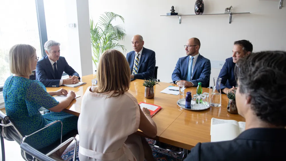 Ljubljana, vlada.<br>Posvet predsednika vlade Roberta Goloba s predsedniki parlamentarnih strank o ukrepih za sanacijo posledic ujme.