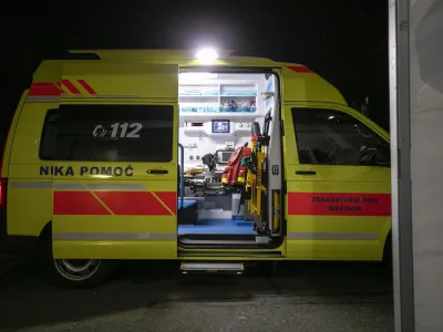 ﻿- Urgentni center, UKC Maribor, rešilec- 23.10.2020 – Maribor – reportaža s protesta in omejitvi gibanja med 21 in 6 uro - 30 dnevna epidemija Koronavirus COVID-19 v Sloveniji – omejitev gibanja ljudi ponoči med 21. in 6. uro - prepovedano zbiranje več kot šest ljudi, prepoved vseh prireditev in shodov //FOTO: Matjaž Rušt