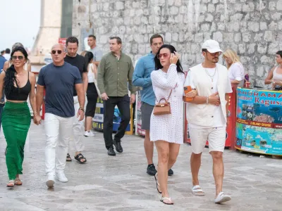 16.08.2023., Stradun, Dubrovnik - Katy Perry i Orlando Bloom s prijateljim medju kojima su bili i Jeff Bezos sa zarucnicom Lauren Sanchez prosetali Stradunom. Photo: Grgo Jelavic/PIXSELL