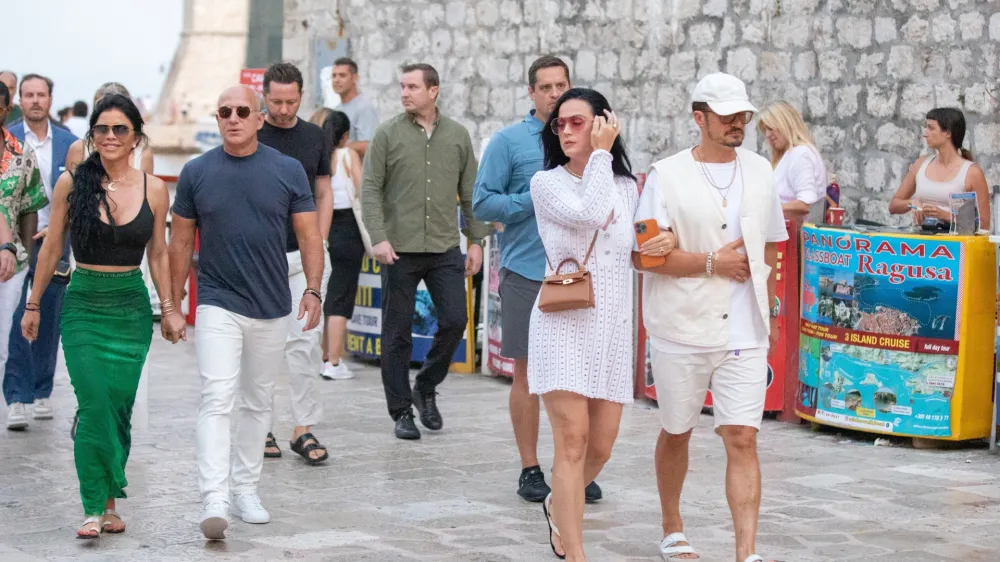 16.08.2023., Stradun, Dubrovnik - Katy Perry i Orlando Bloom s prijateljim medju kojima su bili i Jeff Bezos sa zarucnicom Lauren Sanchez prosetali Stradunom. Photo: Grgo Jelavic/PIXSELL