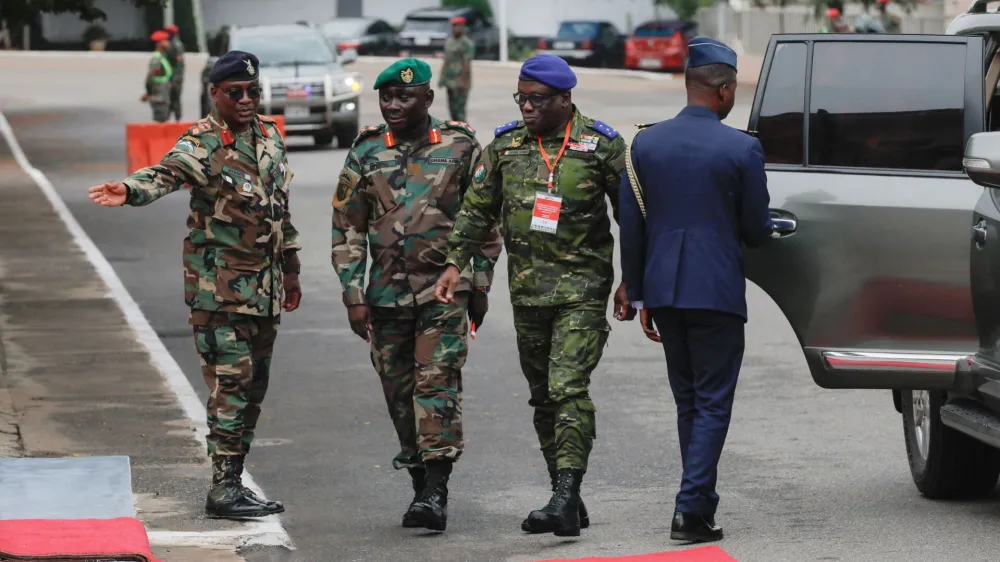 Military personnel arrive at the headquarters of the Ghana Armed Forces as the ECOWAS Committee of Chiefs of Defense staff meet on the deployment of its standby force in the Republic of Niger, in Accra, Ghana. August 17, 2023. REUTERS/Francis Kokoroko