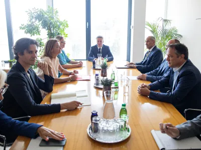 Ljubljana, vlada.<br>Posvet predsednika vlade Roberta Goloba s predsedniki parlamentarnih strank o ukrepih za sanacijo posledic ujme.