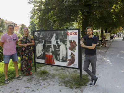  zgodovinar in sociolog s fakultete za šport Tomaž Pavlin, kustosinja iz Slovenskega šolskega muzeja Maja Hakl Saje in dr. Aleš Šafarič, kustos v Muzeju športa<br><br>- 17.08.2023 – Razstavni prostor Krakovski nasip - razstava Zbiramo, raziskujemo, obujamo: športna dediščina in Muzej športa,<br><br> <br><br>//FOTO: Luka Cjuha