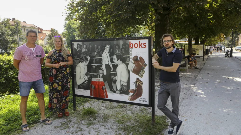  zgodovinar in sociolog s fakultete za šport Tomaž Pavlin, kustosinja iz Slovenskega šolskega muzeja Maja Hakl Saje in dr. Aleš Šafarič, kustos v Muzeju športa<br><br>- 17.08.2023 – Razstavni prostor Krakovski nasip - razstava Zbiramo, raziskujemo, obujamo: športna dediščina in Muzej športa,<br><br> <br><br>//FOTO: Luka Cjuha