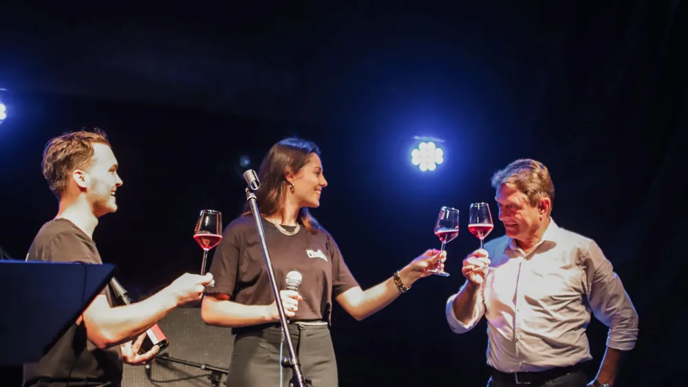 Na otvoritvi leto&scaron;njega Črnfesta je z organizatorji nazdravil tudi Andrej Kav&scaron;ek, župan občine Črnomelj, F Dragana Stanković