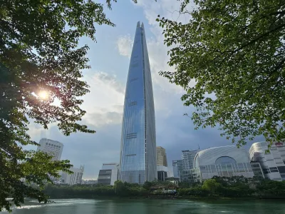 Lotte World Tower je s 555 metri višine četrta najvišja zgradba na svetu.