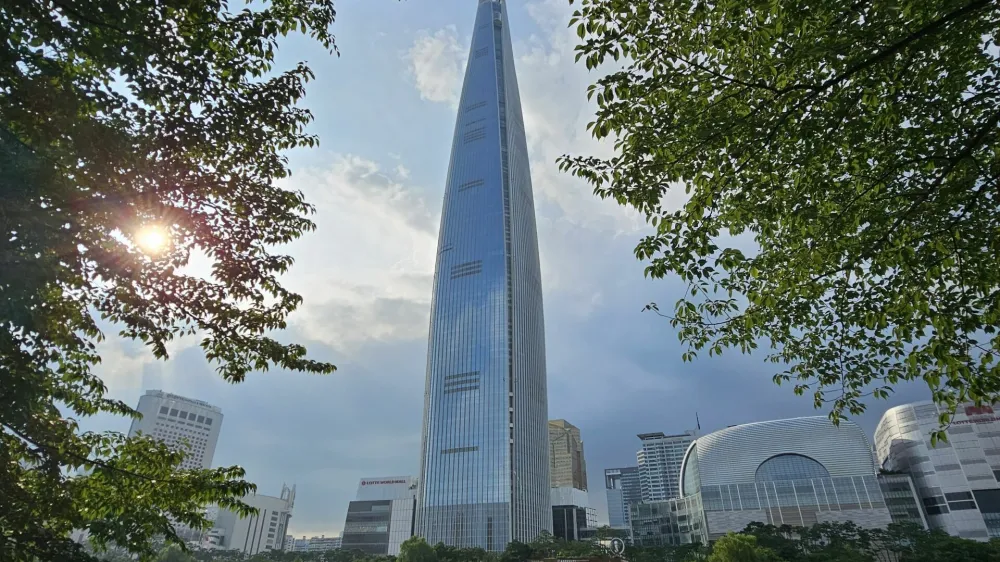 Lotte World Tower je s 555 metri višine četrta najvišja zgradba na svetu.