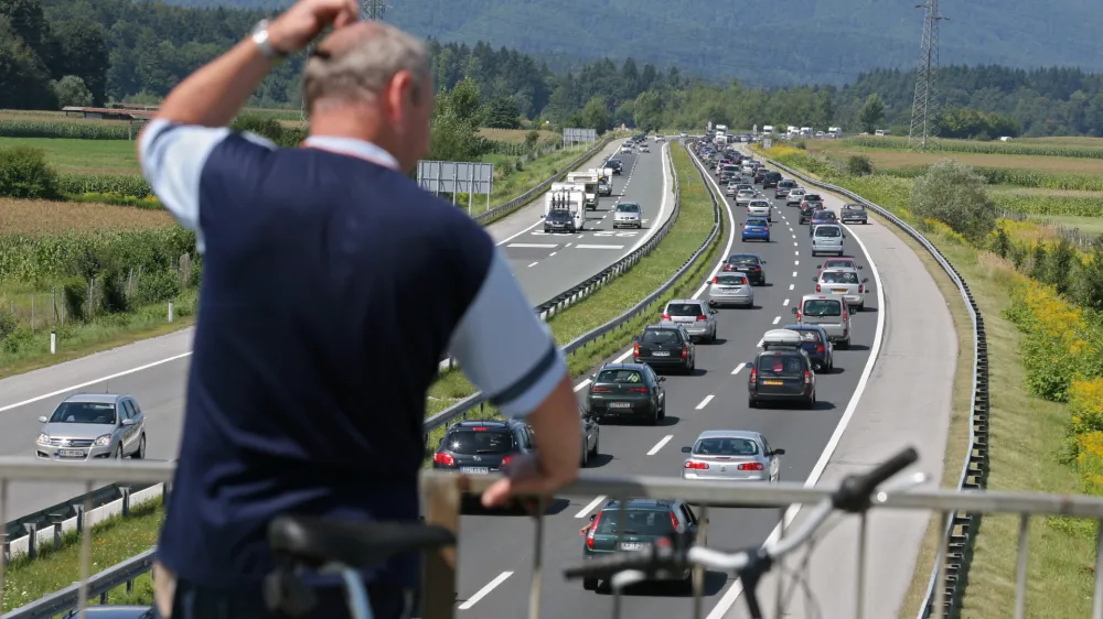 -Gorenjska avtocesta-Prometni zastoj, kolona, gneča//FOTO: Luka CjuhaOPOMBA: ZA OBJAVO V ČASOPISU DNEVNIK