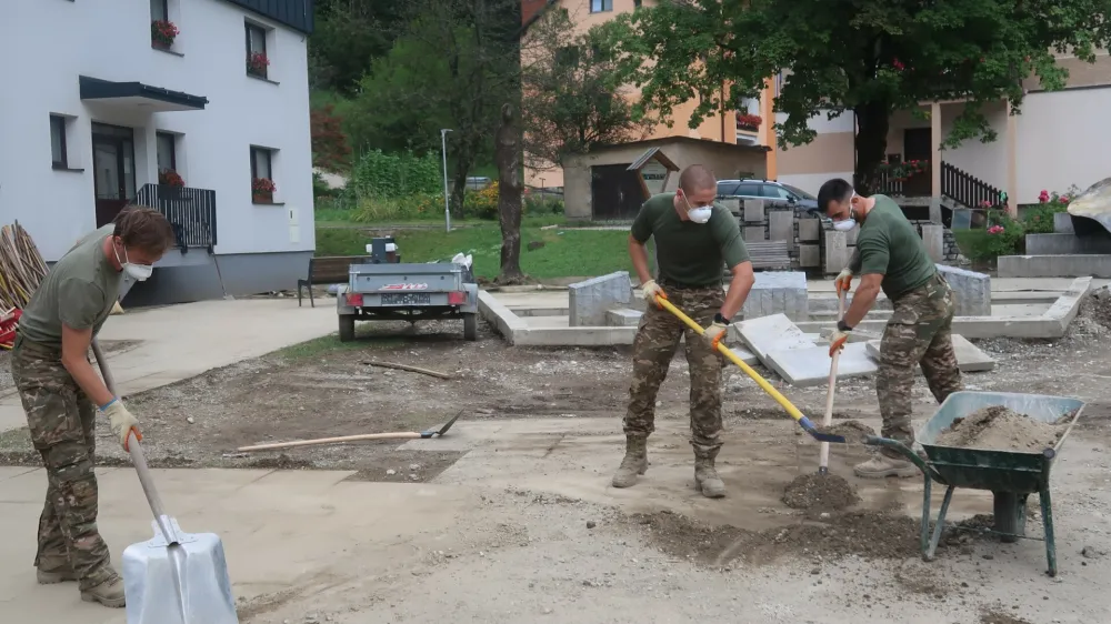 Vojaki Črnjanom še vedno pomagajo odstranjevati posledice vodnega razdejanja.