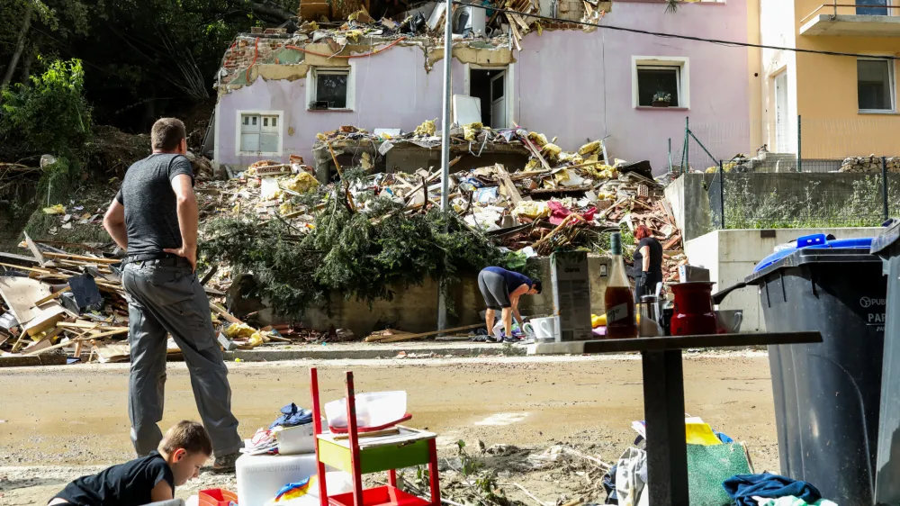 - v plazup odrta družinska hi&scaron;a.<br><br>- Stahovica - odpravljanje posledic poplav &ndash; sanacija &scaron;kode -<br> <br> <br>- 08.08.2023 &ndash; najhuj&scaron;a naravna ujma v zgodovini Slovenije - prizadeti dve tretjini države - ujma - poplave &ndash; zemeljski plazovi &ndash;<br> <br>//FOTO: Bojan Velikonja