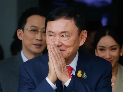 22 August 2023, Thailand, Don Mueng: Former Thai Prime Minister Thaksin Shinawatra (C), son Panthongtae (L) and daughter Pinthongta (R) greet supporters after his return to Thailand. Shinawatra has returned to Thailand after 15 years in exile. Photo: Chaiwat Subprasom/SOPA Images via ZUMA Press Wire/dpa