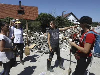 Ljubljana Sneberje- odpravljanje posledic poplav – sanacija škode -- 14.08.2023 - Dan solidarnosti in dela prost dan - najhujša naravna ujma v zgodovini Slovenije - prizadeti dve tretjini države - ujma - poplave – zemeljski plazovi – neurja – prostovoljci - //FOTO: Luka Cjuha