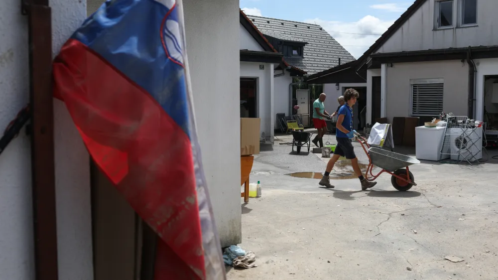 - 10.08.2023 – Sneberje - Snebersko nabrežje - odpravljanje posledic poplave.Najhujša naravna ujma v zgodovini Slovenije - prizadeti dve tretjini države - ujma - poplave – zemeljski plazovi – neurja - //FOTO: Bojan Velikonja