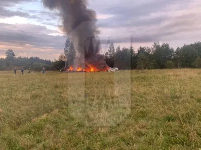 Pogled na goreče ostanke letala v regiji Tver severno od Moskve. 