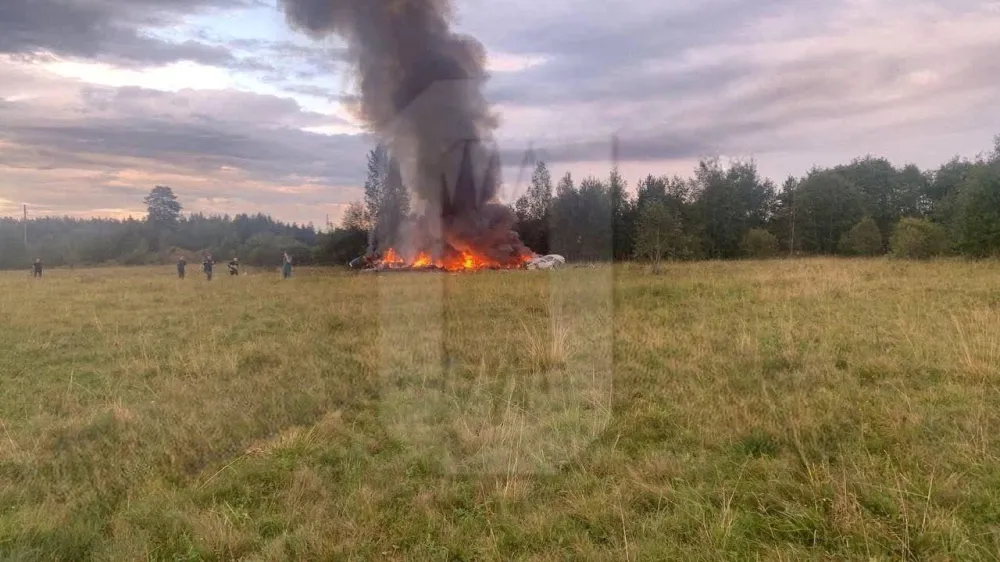 Pogled na goreče ostanke letala v regiji Tver severno od Moskve. 