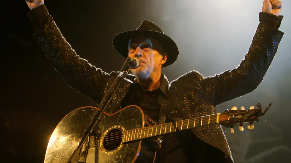 kantavtor Vlado Kreslin - prvi v seriji treh jubilejnih koncertov Vlada Kreslina z naslovom Tista črna kitara, ki jih je posvetil jubileju 50 koncertov in 20-letnem koncertiranju v Cankarjevem domu. koncert v CD  //FOTO: Jaka Adamič 