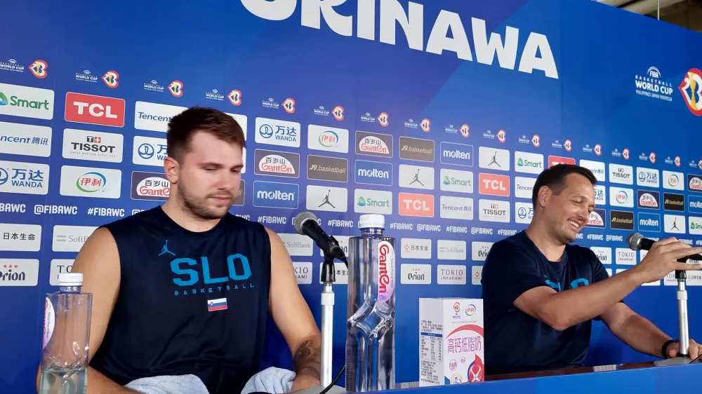 Pravic za prenose tekem ni uspelo pridobiti RTVS, ki bi ogled omogočila vsem državljanom. Pridobila jih je družba United Group oziroma njen telekomunikacijski operater Telemach, a njihovi programi dosegajo le slabo tretjino slovenskih gospodinjstev.