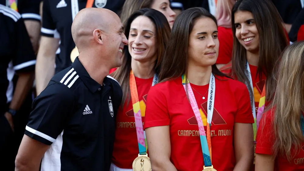 FILE PHOTO: Soccer Football - FIFA Women's World Cup Australia and New Zealand 2023 - Spain's Prime Minister Pedro Sanchez receive the World Cup champions - Moncloa Palace, Madrid, Spain - August 22, 2023 President of the Royal Spanish Football Federation Luis Rubiales with Esther Gonzalez and Rocio Galvez REUTERS/Juan Medina/File Photo