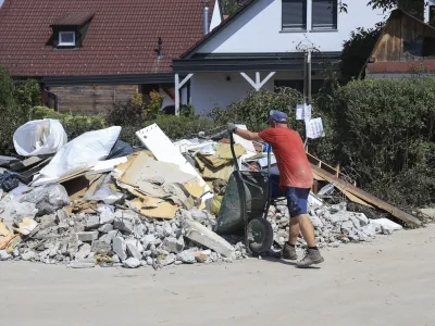 - 23.08.2023 – Sneberje - Državni sekretar za koordinacijo ukrepov in aktivnosti za obnovo po poplavah 2023 si je s predstavniki Mestne občine Ljubljana ogledal območja občine, ki so jih prizadele nedavne poplave- epidemija komarjev //FOTO: Jaka Gasar