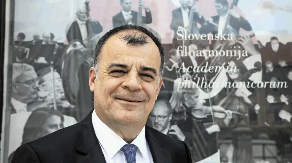 Direktor in umetniški vodja Slovenske filharmonije Matej Šarc: Slovenska filharmonija je zavezana k posredovanju najvišje glasbene umetnosti. Ustvarja varno okolje zvočnega sveta, v katerem se med seboj dopolnjujejo ubranost, lepota, sočutje, vedrina in pogum. V takšnem zvočnem svetu na srečo ni prostora za sebičnost, nasilje in trpljenje. Vendarle koncertov ne gre enačiti z begom pred resničnostjo. Glasbena umetnost ni samo raj, pač pa tudi ogledalo in moralni korektiv družbe, ki vedno znova zaide na stranpota. Tudi v takšnih primerih nam umetnost stoji ob strani. Omogoči nam samoizpraševanje in premislek ter nam pomaga sprejemati odločitve, ki vodijo do prevlade dobrega nad zlim. Za slednje je sicer potrebna vera v dobro, ki jo umetnostna glasba v nas krepi. F Luka Cjuha