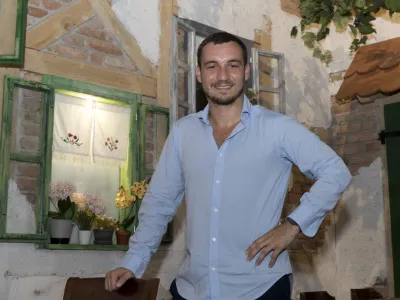 Aljoša Marković: Čevapčiči so strogo iz junetine – to je meso od 12-14 mesecev starega goveda. Tudi ovčjega mesa ni v njih. F Jaka Jeraša