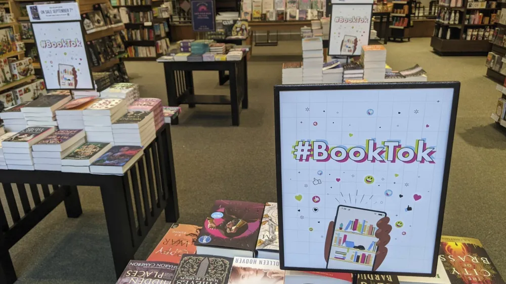 Knjigarne v tujini knjige, ki so priljubljene na BookToku, postavljajo na posebne police. Knjigarna in založba Bloomsbury je na knjižne platnice začela lepiti nalepke #BookTok in zabeležila kar 220 odstotno rast v prodaji označenih knjig.