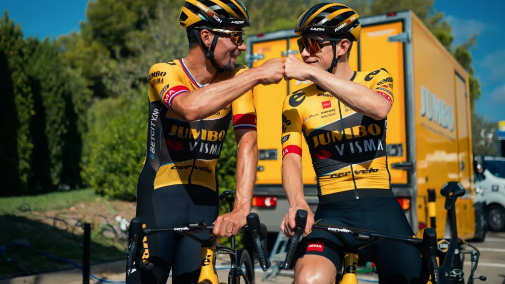 Primož Roglič (levo) in Jonas Vigegaard (desno).