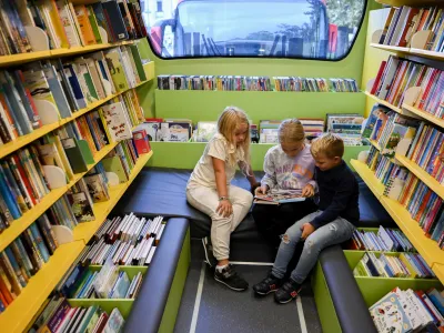 Novi avtobus ima oblazinjeno sedišče, kar omogoča udobno in sproščeno branje in poslušanja pravljic, kadar bibliobus obišče vrtec. 