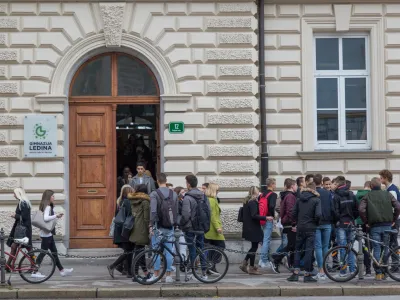 V Sloveniji gimnazijske programe konča več deklet kot fantov. Na preostalih srednjih šolah je razmerje med spoloma obrnjeno. Fotografija je simbolična. Foto: Maja Marko 