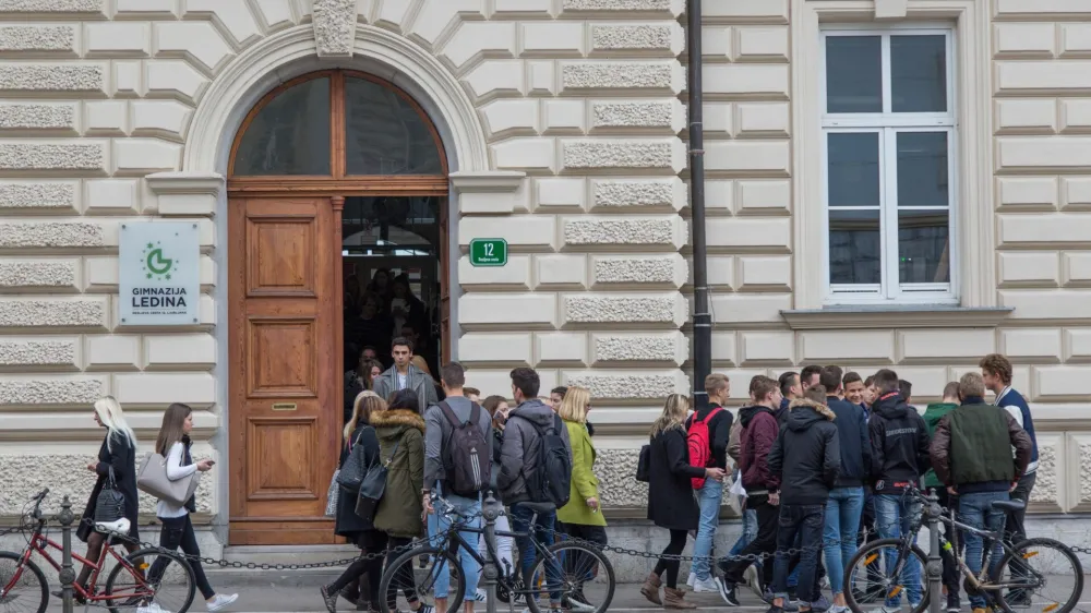 V Sloveniji gimnazijske programe konča več deklet kot fantov. Na preostalih srednjih šolah je razmerje med spoloma obrnjeno. Fotografija je simbolična. Foto: Maja Marko 