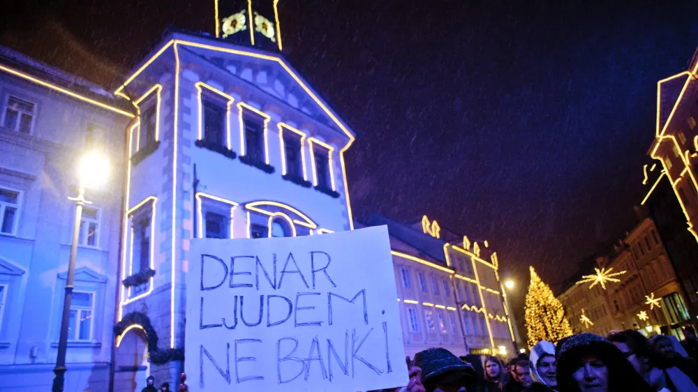 - ilustrativna fotografijabanka, denar, mestna hiša v Ljubljani, transparent, zategovanje pasu, varčevalni ukrepi, finančna kriza, kapitalizem- Ljubljana 2012 - protest proti politični in županski eliti v Sloveniji 2012 - GOTOVI SO! - shod na Kongresnem trgu - pohod po ljubljani//FOTO: Tomaž Zajelšnik