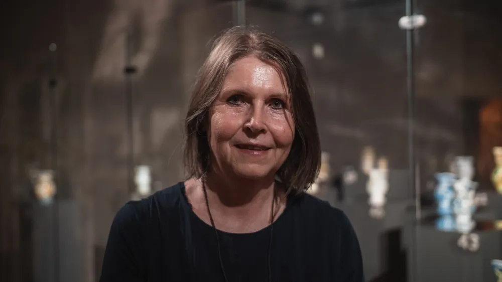 soavtorica razstave Slovenska majolika dr. Mateja Kos <br><br><br>- 17.07.2020 &ndash; Narodni muzej Slovenije Metelkova &ndash; nova občasna razstava Slovenska majolika in gostujoča razstava Čarobni botanični vrt, umetni&scaron;ka keramika Hrva&scaron;kega združenja likovnih umetnikov uporabnih umetnosti ? ULUPUH, <br><br><br>//FOTO: Matija Krajnik