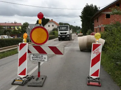 ﻿- gradnja meteorne kanalizacije - obnova <br><br><br>- 13.08.2019 – Sneberje - Šmartinska cesta - cestna zapora pri vrtcu Miškolin, enota Sneberje, Šmartinska cesta 246 a.  //FOTO: Luka Cjuha.