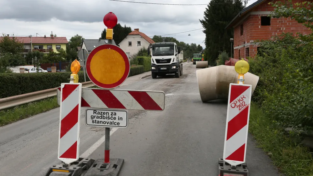 ﻿- gradnja meteorne kanalizacije - obnova <br><br><br>- 13.08.2019 – Sneberje - Šmartinska cesta - cestna zapora pri vrtcu Miškolin, enota Sneberje, Šmartinska cesta 246 a.  //FOTO: Luka Cjuha.