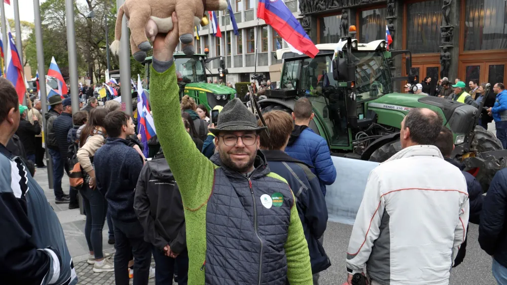 - traktorji - - 25.04.2023 – drugi protest kmetov pred poslopjem parlamenta v Ljubljani – protestni shod zaradi nezadovoljstva, vrste zahtev do kmetov in perečih težav v kmetijstvu - Sindikat kmetov Slovenije -//FOTO: Tomaž Skale