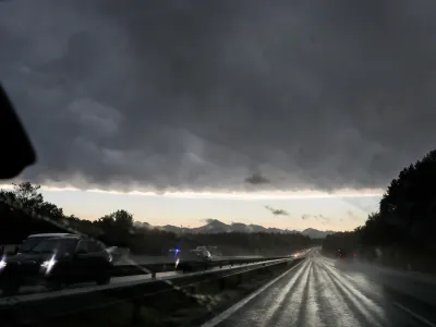 - Nevihta, nevihtni oblak. &Scaron;tajerska avtocesta Maribor Ljubljana<br><br>- 19.07.2023 &ndash; vreme - oranžno opozorilo za celotno Slovenijo &ndash; nevihtni pas - nevihte<br> <br>//FOTO: Bojan Velikonja