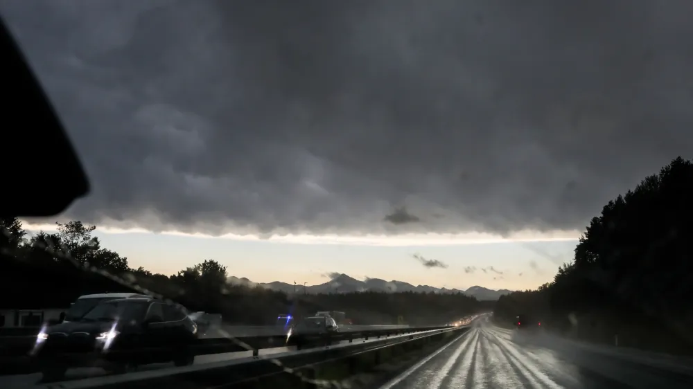 - Nevihta, nevihtni oblak. &Scaron;tajerska avtocesta Maribor Ljubljana<br><br>- 19.07.2023 &ndash; vreme - oranžno opozorilo za celotno Slovenijo &ndash; nevihtni pas - nevihte<br> <br>//FOTO: Bojan Velikonja