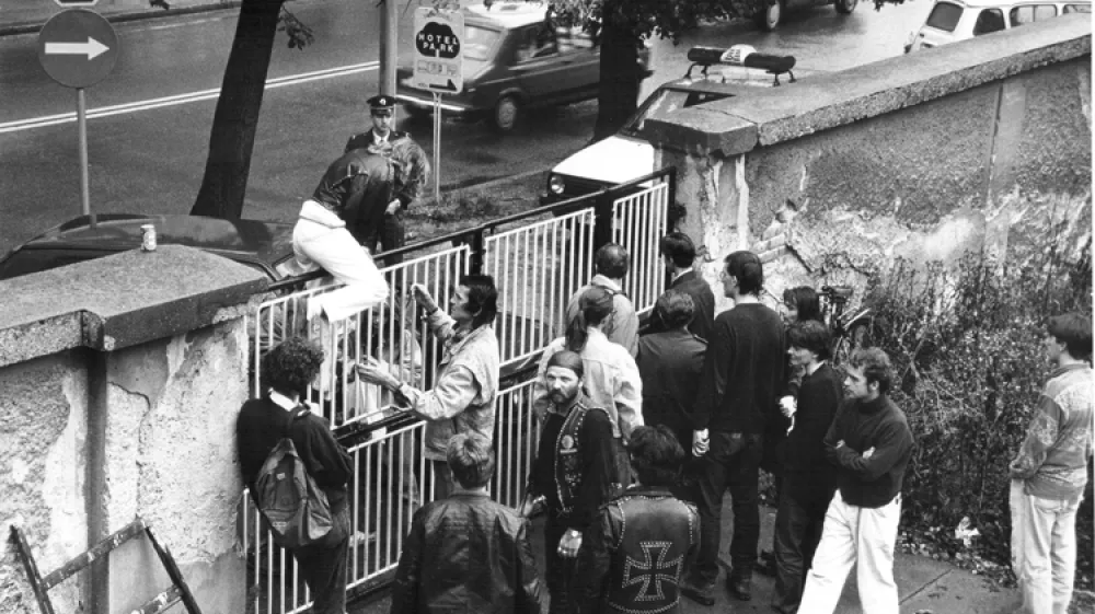 ﻿AKC Metelkova, zasedba