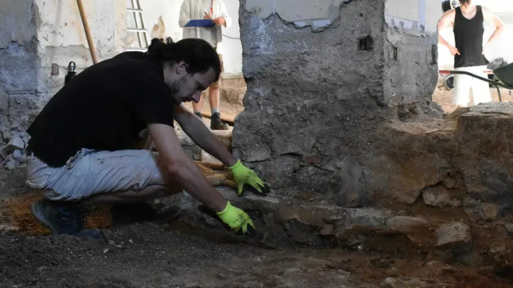 Polkrožni temelj stolpa, ki so ga odkrili pri izkopavanjih v gradu Črnomelj, uvrščajo v čas prehoda iz srednjega v novi vek.