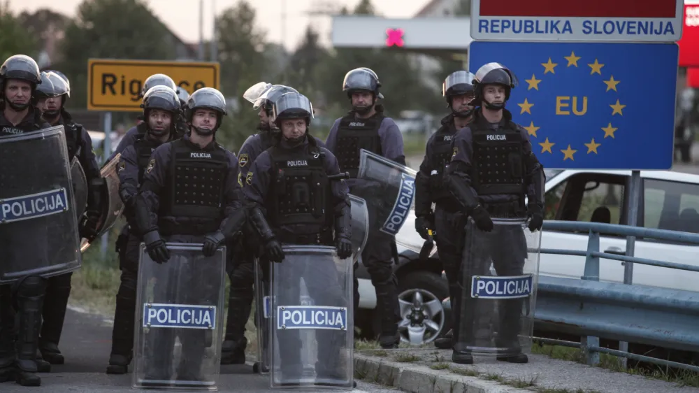 Slovenska policija in ministrstvo za notranje zadeve se soočata z novo sodbo zaradi nezakonitega izgona prosilca za azil na Hrvaško ter posledično v Bosno in Hercegovino. Fotografija je simbolična.