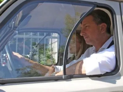 Borut Pahor je tudi po koncu predsedniškega mandata ostal javno izjemno aktiven. Na začetku leta je odmevala dobrodelna dražba njegove »katrce«.