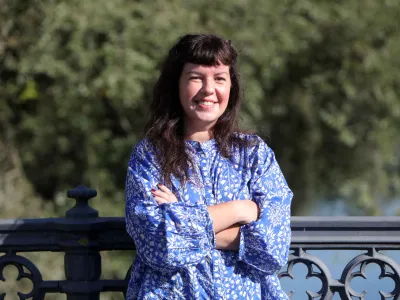 Ajda Bračič je za zbirko kratkih zgodb Leteči ljudje, sicer njen prvenec, že prejela nagrado kriti&scaron;ko sito, pred dnevi pa je na festivalu Novo mesto short dobila &scaron;e nagrado Maru&scaron;e Krese za najbolj&scaron;o kratkoprozno zbirko preteklega leta. F Tomaž Skale